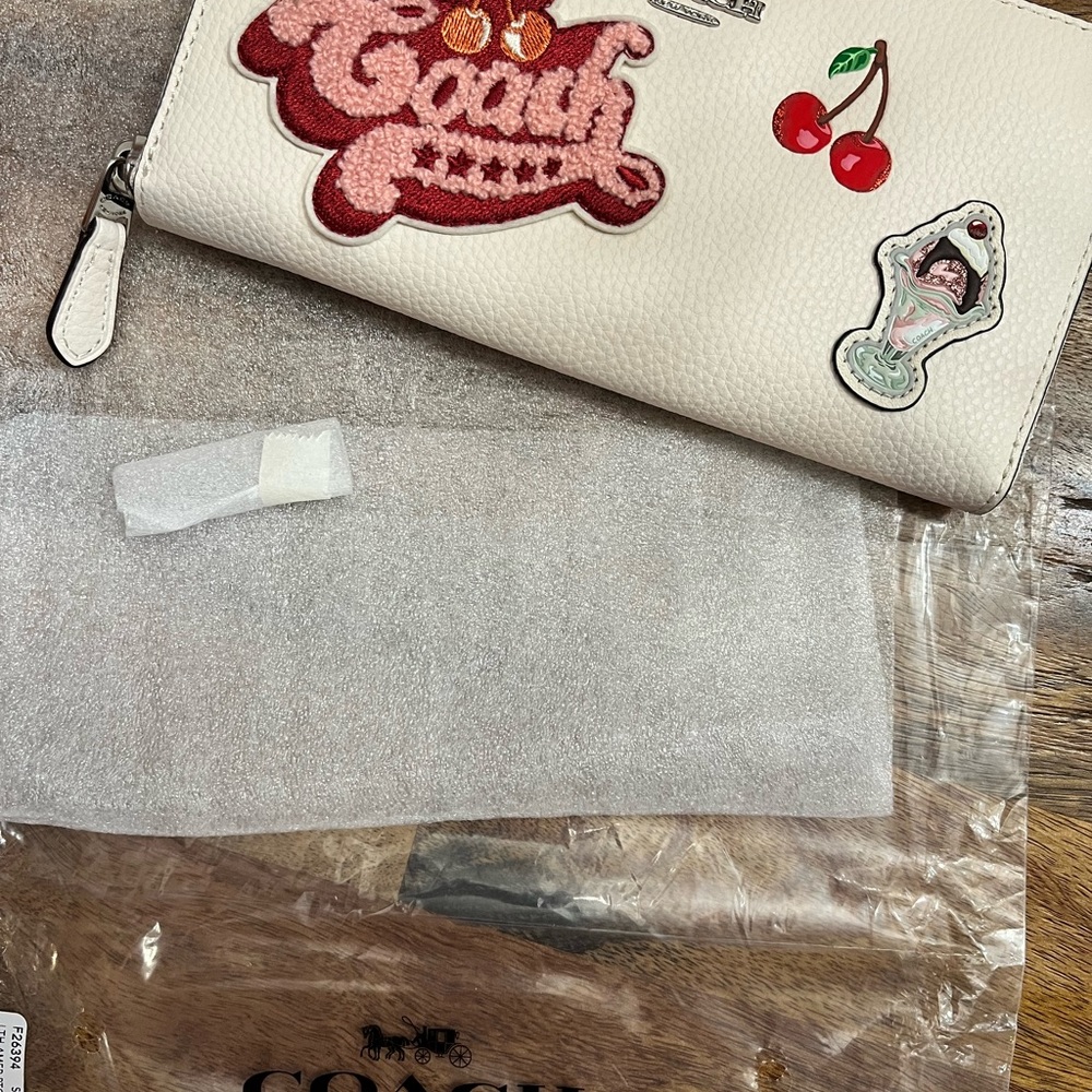 NWT Coach Zip Wallet. - Picture 2 of 4